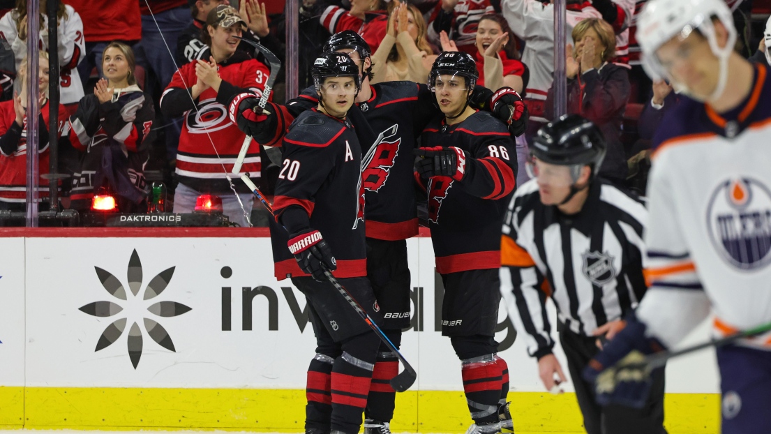 Sebastian Aho, Andrei Svechnikov et Teuvo Teravainen