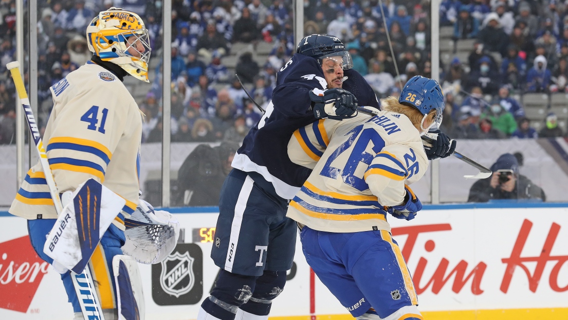 Auston Matthews assène un double-échec à Rasmus Dahlin.