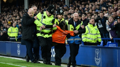 Everton gagne un match interrompu par un militant 