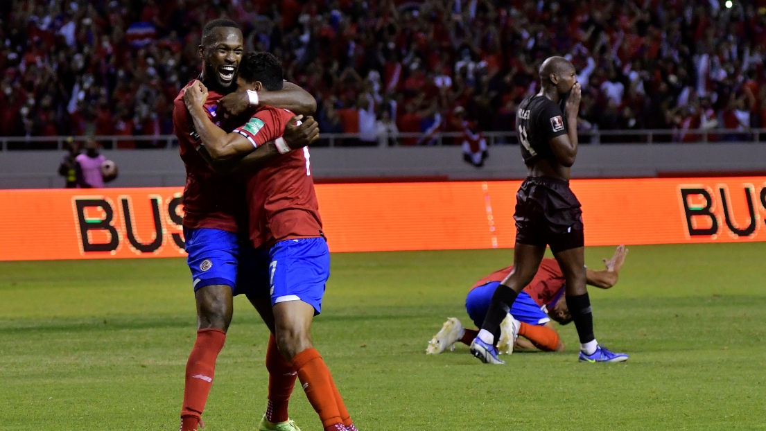 Les joueurs du Costa Rica célèbrent leur victoire, alors que Kamal Miller rumine le revers du Canada