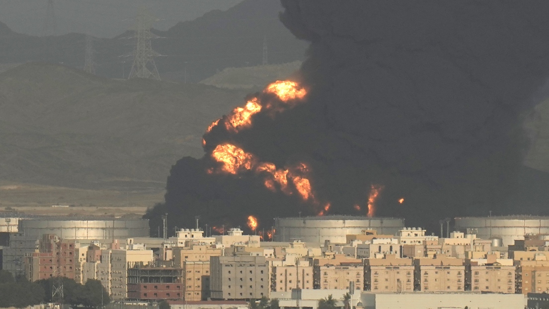 L'attaque a provoqué un gigantesque incendie et un nuage de fumée noire visibles depuis le circuit.