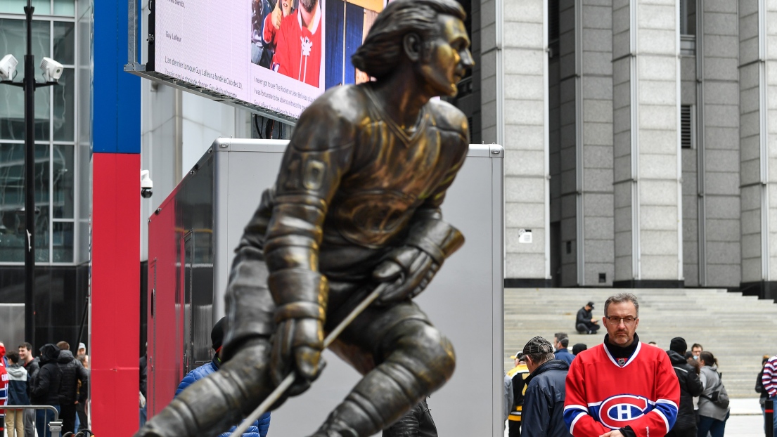 La statue de bronze de Guy Lafleur aux abords du Centre Bell