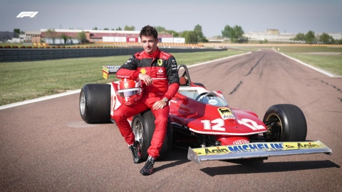 Leclerc au volant de la voiture de Gilles Villeneuve