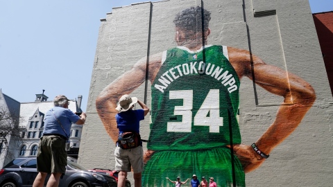 Énorme murale en l'honneur de Giannis à Milwaukee