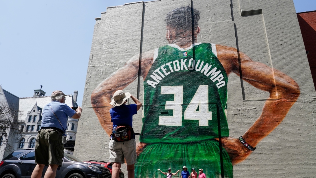 Murale en l'honneur de Giannis Antetokounmpo à Milwaukee