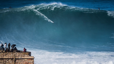 Record Guinness de la plus grosse vague jamais surfée