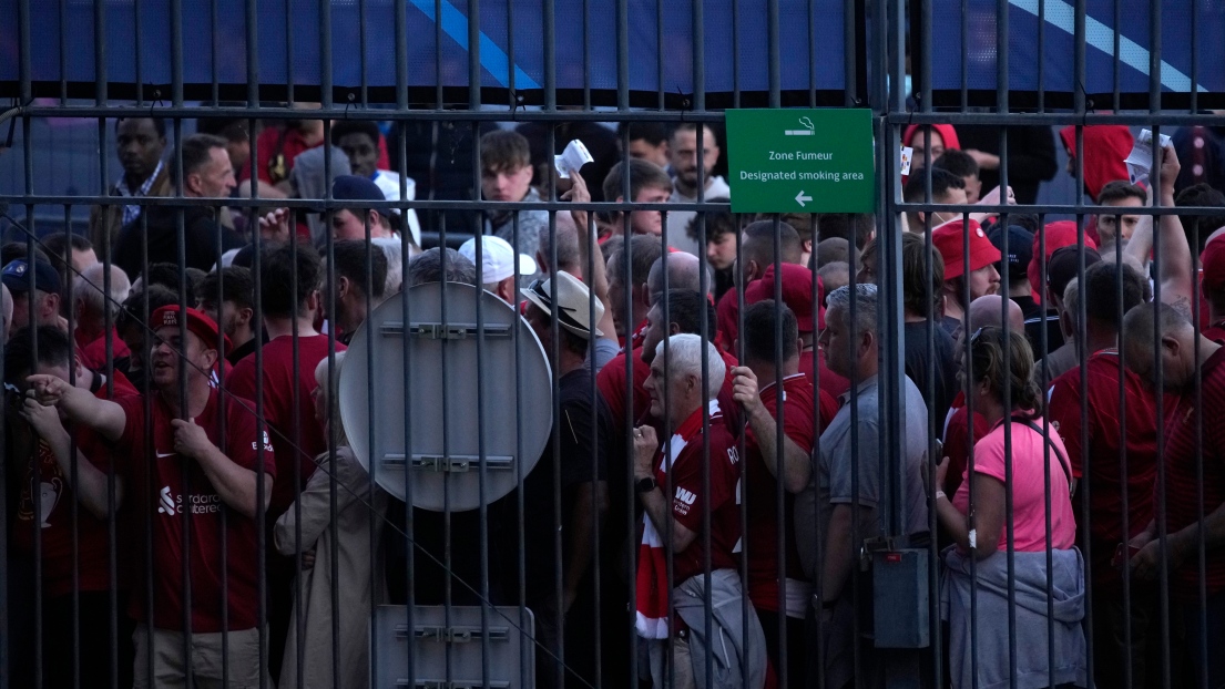 Des partisans de Liverpool en attente de faire leur entrée dans le Stade de France.