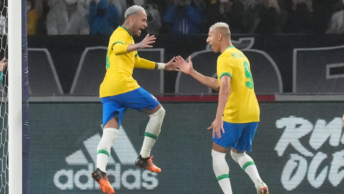 Neymar célèbre son but avec son coéquipier Richarlison.