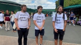 Des militants portant des chandails « Où est Peng Shuai? » à Wimbledon.