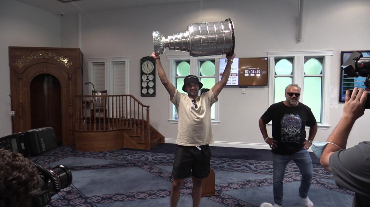 Vidéo | Nazem Kadri visite une mosquée avec la Coupe Stanley