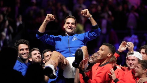 Adieux grandioses pour Federer, battu aux côtés de Nadal
