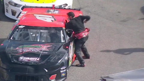 Un pilote NASCAR attaque un rival à coups de poing