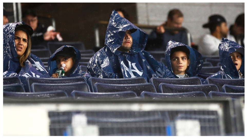 Des partisans des Yankees ont attendu plus de 4 heures au stade avant l'annulation du match