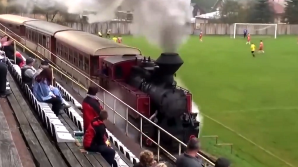 En Slovaquie, un train à vapeur traverse un stade de foot