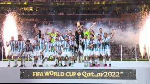 La remise du trophée à la nouvelle nation championne, l'Argentine!