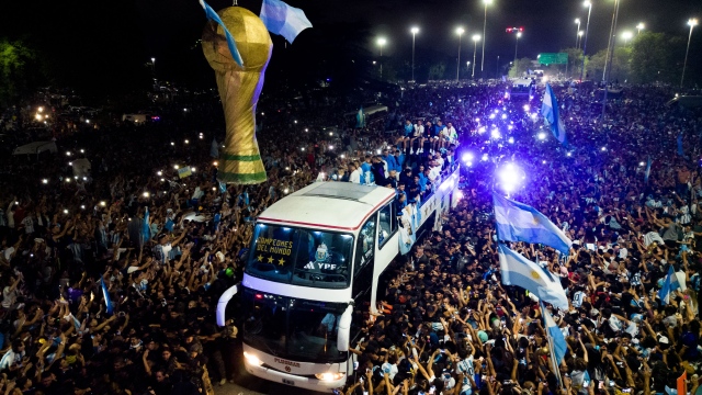 Les Argentins accueillis par une foule immense