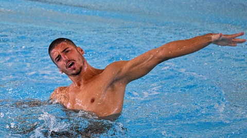 Des hommes en natation artistique aux JO de Paris