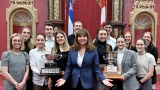Les athlètes du Rouge et Or de l'Université Laval en compagnie de la présidente de l'Assemblée natio