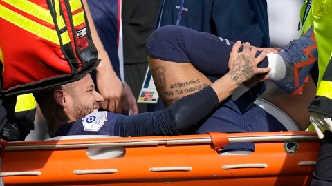 Neymar sort sur une civière en larmes