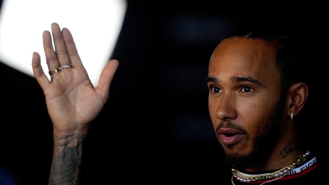 Hamilton pourra piloter avec ses piercings