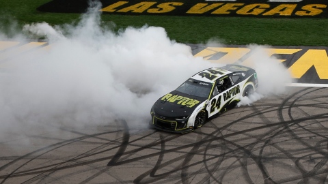 William Byron profite d'un accident pour l'emporter