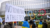 Des manifestants presse le CIO de ne pas réintégrer les Russes sous une bannière neutre.