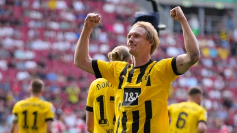 Vainqueur à Augsbourg, Dortmund prend la tête