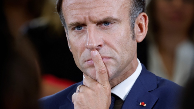 Macron ne veut pas de drapeau russe aux JO de Paris