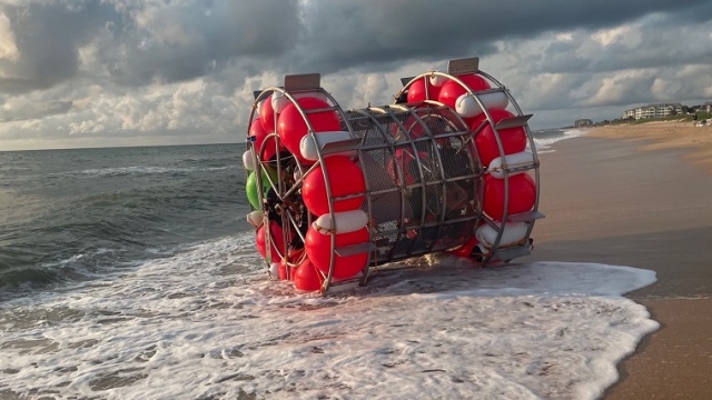 Un Floridien s’obstine à essayer de traverser l’océan dans une roue de hamster géante