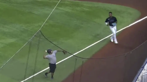 Le « ball boy » des Marlins produit un point en gaffant