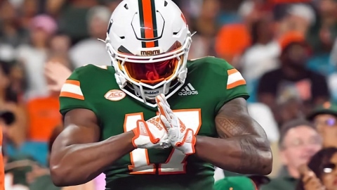 Un partisan des Hurricanes de Miami se présente à tous les matchs en uniforme