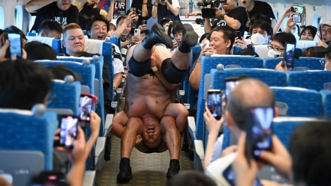 Des lutteurs se battent dans un train à grande vitesse au Japon