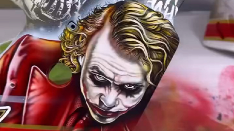 Le Joker version Heath Ledger sur le masque d’un gardien des Sens