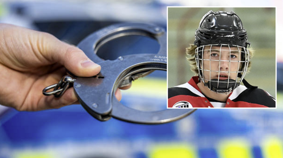 Un hockeyeur se fait arrêter durant un match dans l'aréna du film Slap Shot