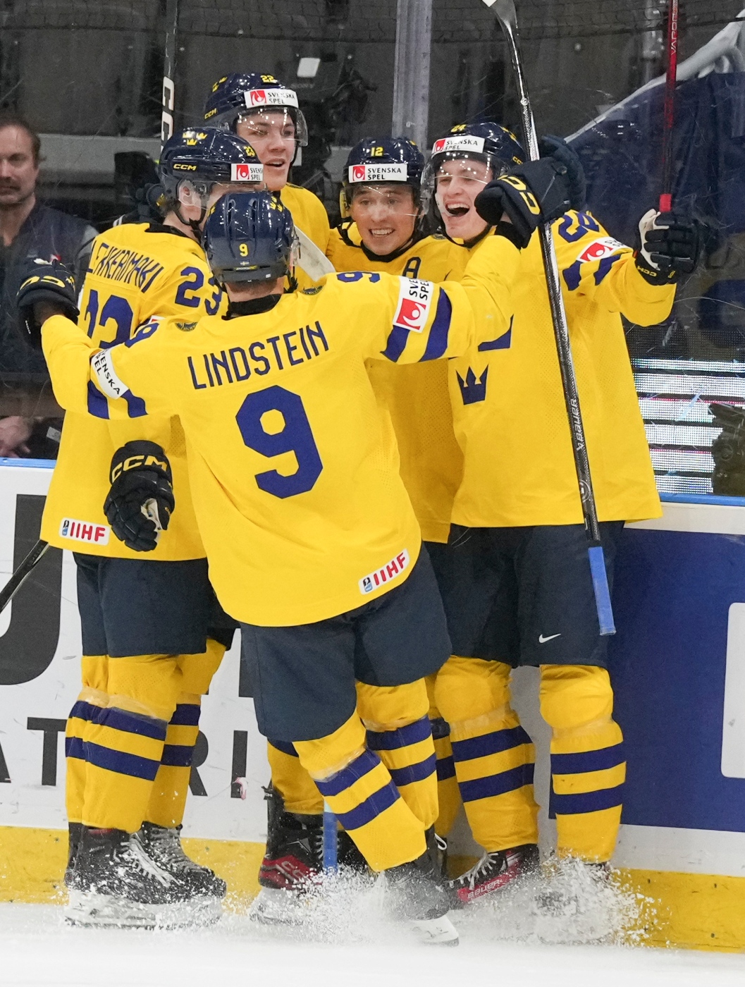 Noah Ostlund et des joueurs de la Suède