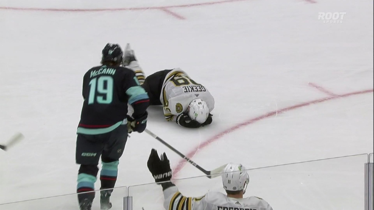 Bruins : Morgan Geekie atteint en plein visage par un lancer | Vidéo | RDS.ca