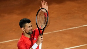 Assommé à la tête, Djokovic poursuit sa route à Rome
