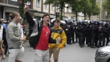 Des partisans anglais fêtent devant un groupe de policiers