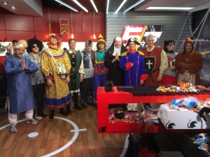Toute l'équipe s'est déguisée pour l'Halloween! Nous sommes beaux, n'est-ce pas? Halloween 5 à 7 31-10-2014