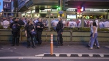 Des policiers à l'extérieur d'un pub sportif durant l'Euro 2024