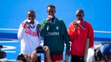 Tamirat Tola, Belge Bashir Abdi et Benson Kipruto