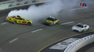 Dillon envoie Logano et Hamlin dans le mur pour la victoire