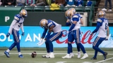 Des joueurs défensifs des Blue Bombers célèbrent