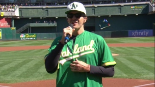 Dernier match à Oakland : Barry Zito chante l'hymne national