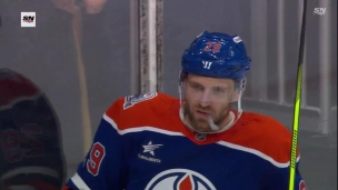 Leon Draisaitl marque d'un tir précis