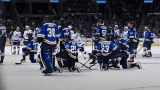 Les joueurs des Blues et du Lightning observent Dylan Holloway être escorté en civière