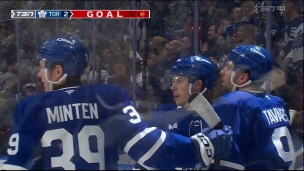 Marner depuis l'arrière du filet pour son 2e