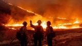 Des pompiers combattant les incendies à Los Angeles