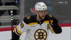 Pastrnak complète la belle passe de Geekie