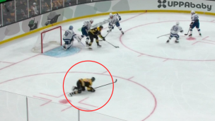 Pastrnak s'enfarge seul... et marque deux secondes plus tard!